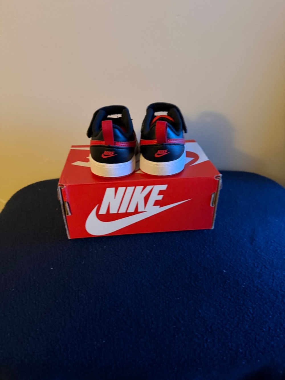Nike Kids Black and Red Low-Top Sneakers with Hook-and-Loop Strap - Picture 6 of 6